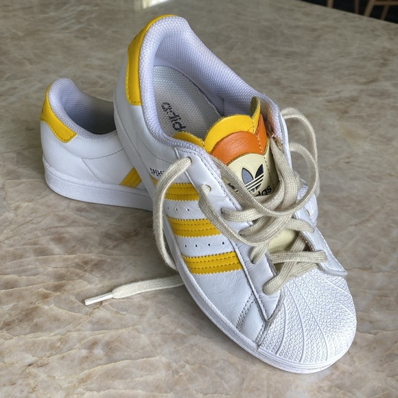 Size 5.5 Superstar ADIDAS - Picture 1 of 11
